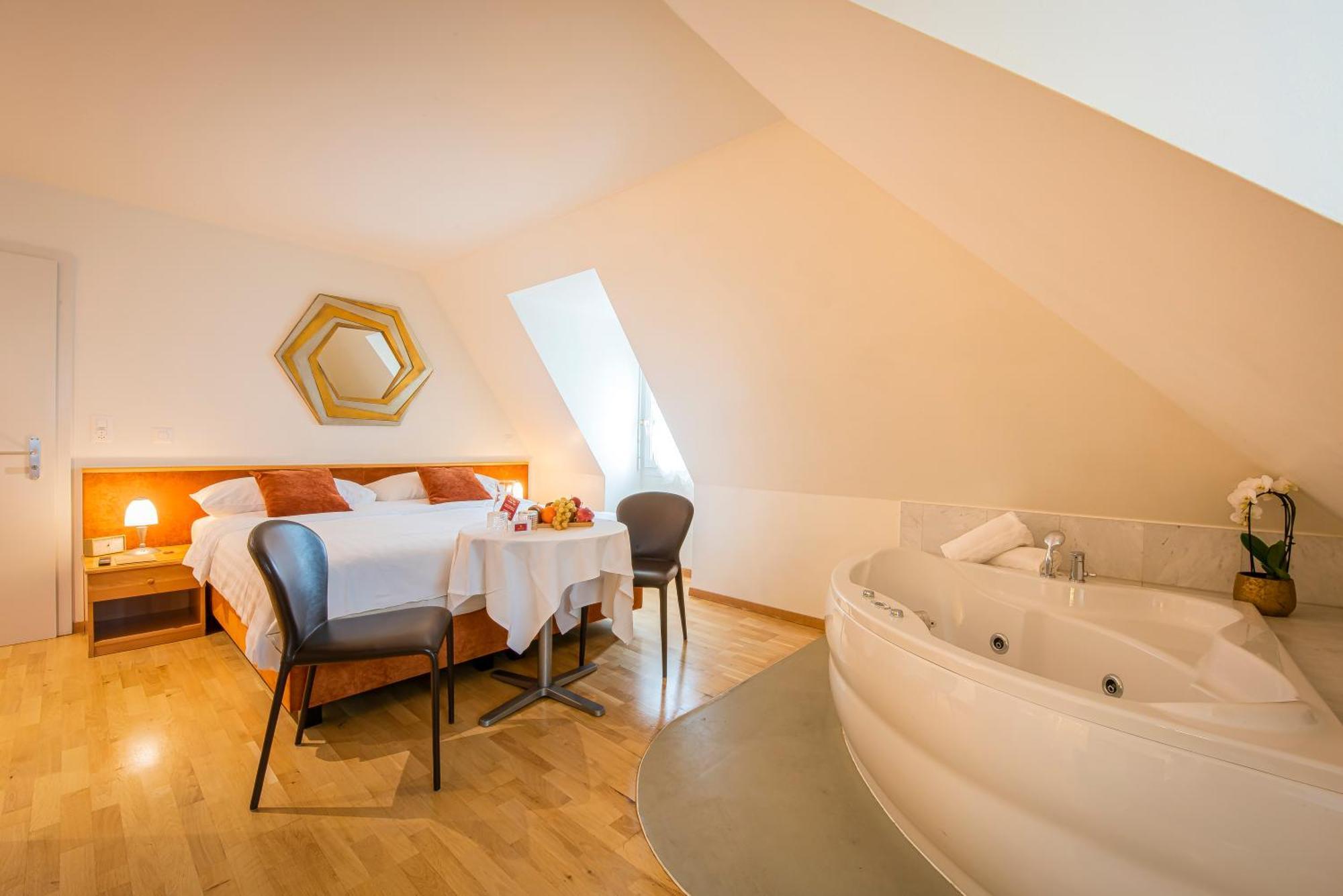 Hotel Du Cheval Blanc - City Center Bulle Exterior photo